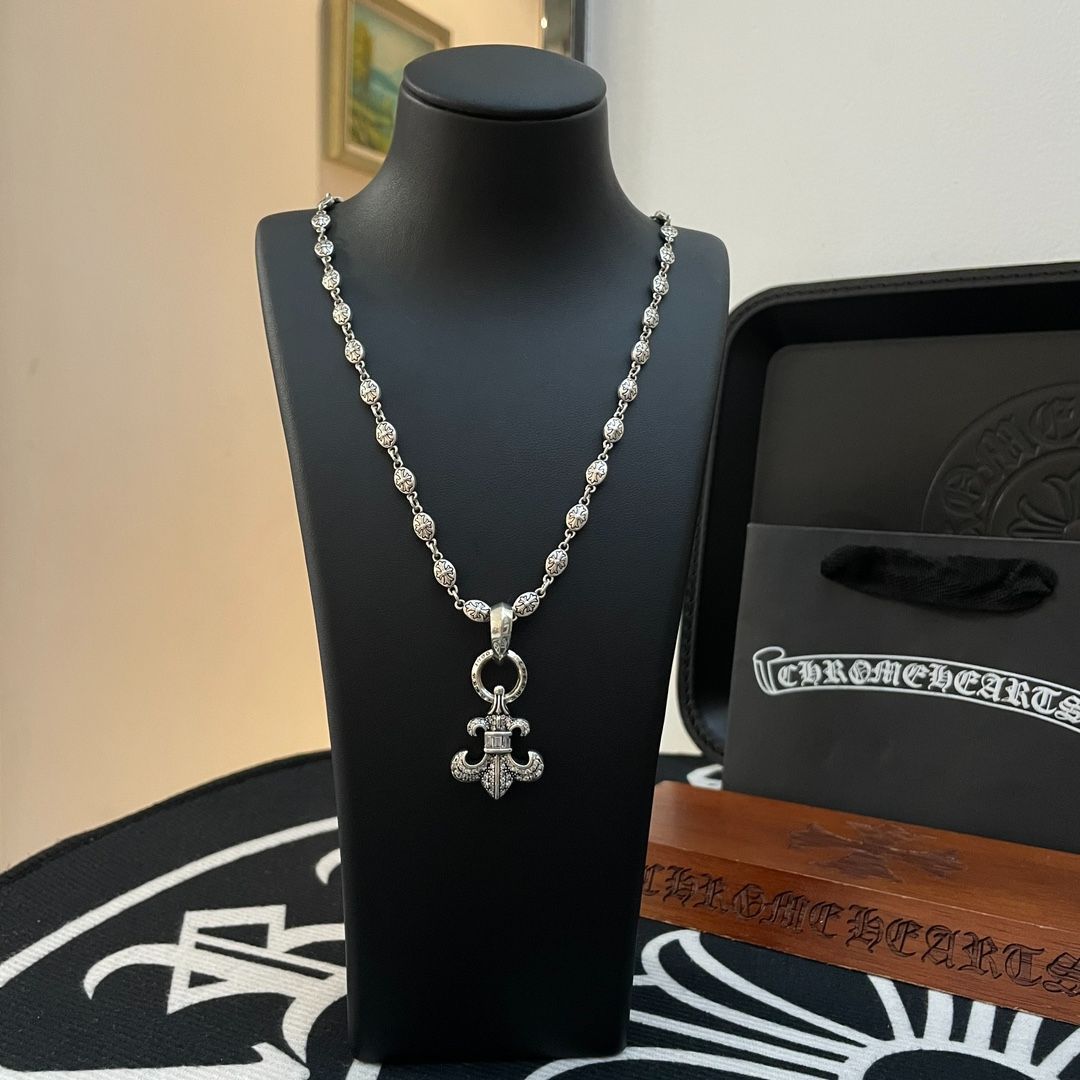 新品 Chrome Hearts(クロムハーツ) フルール?ド?リス ラインストーンペンダント シルバーネックレス