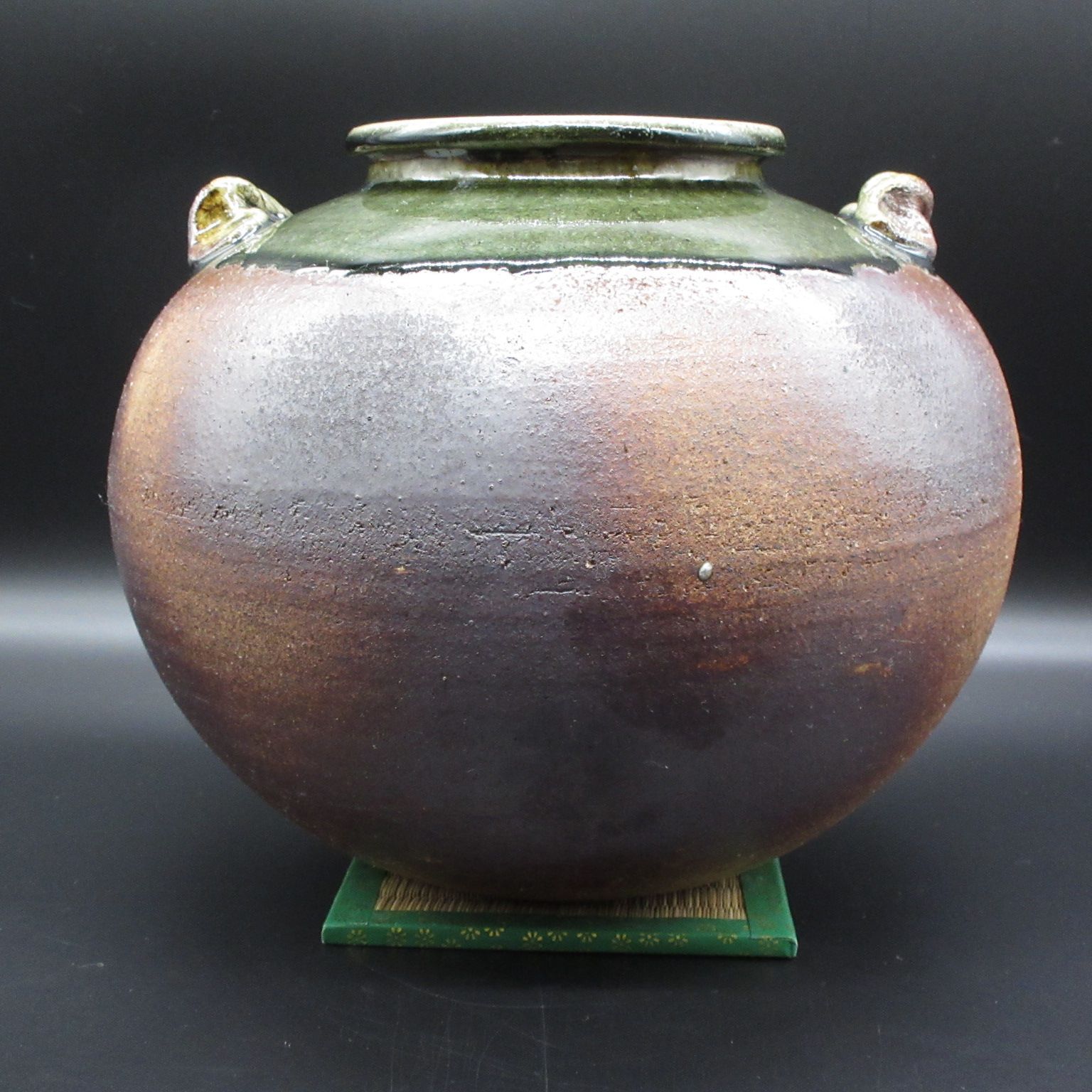 陶器 信楽焼 明山 花瓶 黒色陶器製花瓶壺 金色葉模様 明山作 信楽焼