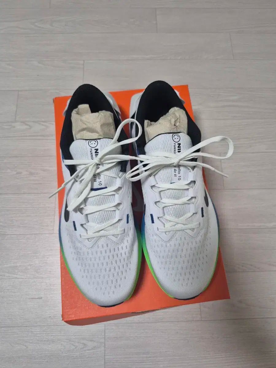 NIKE