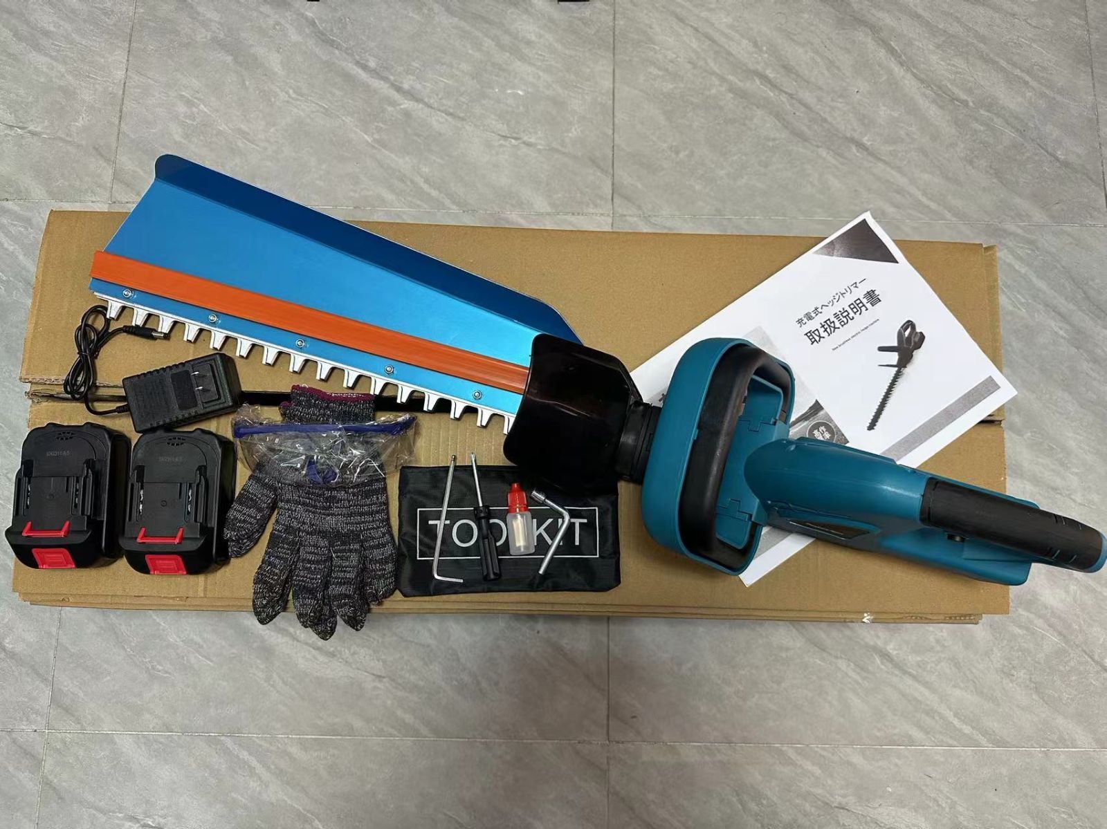 ヘッジトリマー 充電式 マキタ 18Vバッテリー互換 充電器*1 21Vパッテリー2個 植木バリカン 刈込幅490mm 切断径15mm 生垣バリカン コードレス 軽量2.75kg 生垣 剪定 枝切り 垣根 刈り込み機 園芸用品 庭木バリカン
