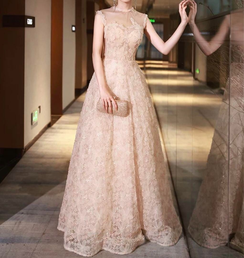 シンプルなイブニングドレス .