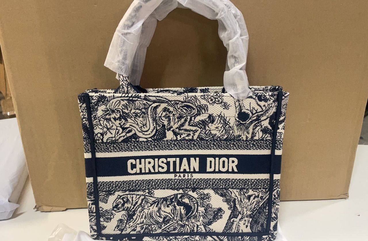 【★国内発送★】DIOR  Book Tote バッグ ミディアム 大人気！】DIOR BOOK TOTE バッグ ミディアム (Dior/トート