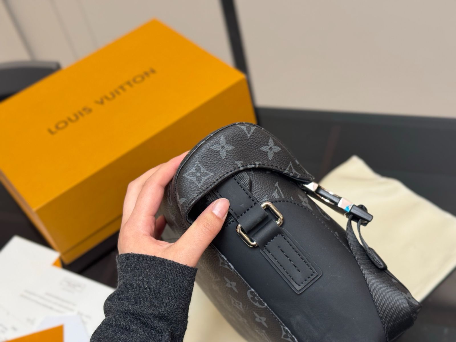 今日特価】Louis Vuitton Men's Voyager Messenger Bag・ルイ