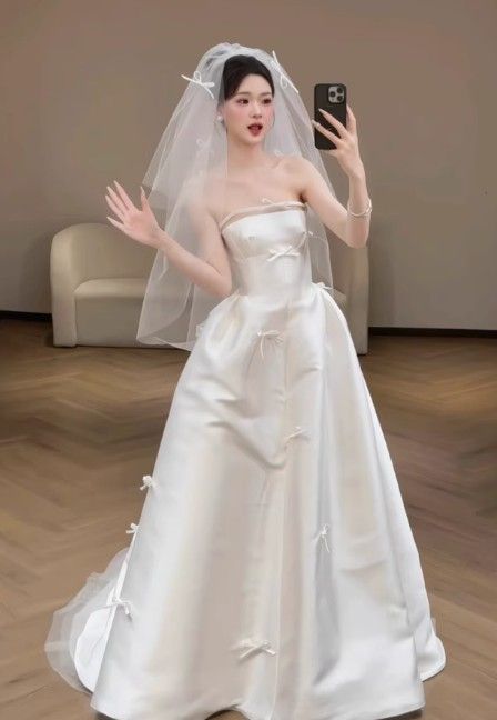 フェミニンリボンドレス✿結婚式に華を添える ワンポイントデザイン デコルテ フレンチサテンの軽いウエディングドレス