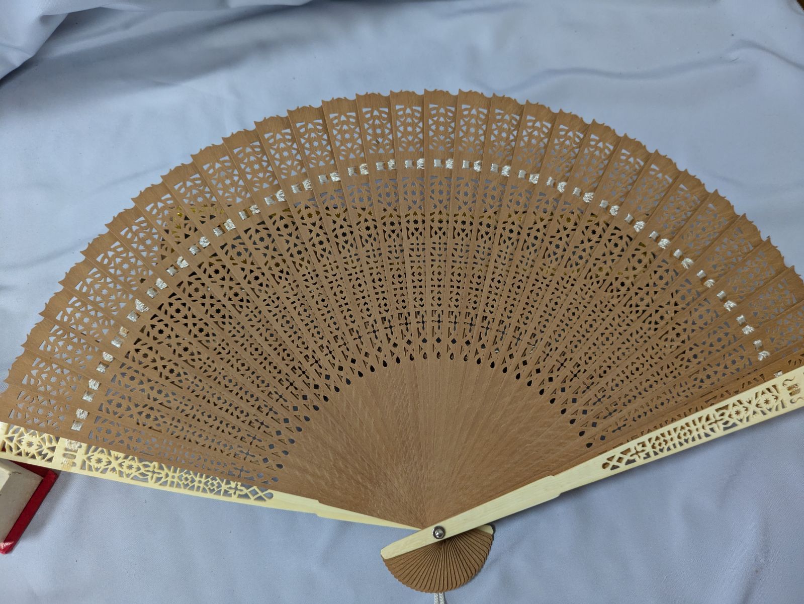 透かし彫り扇子 象牙調 美品 象牙調 扇子 透かし彫り - メルカリ