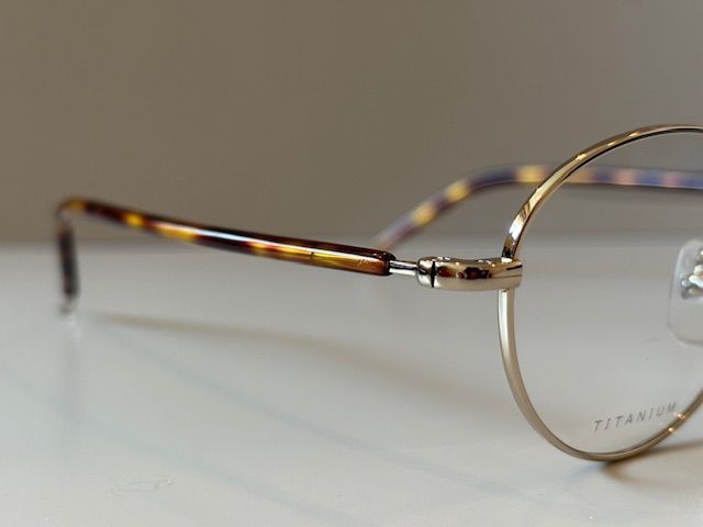 店頭引き上げ品 INDIVI インディヴィ メガネフレーム&ケース です 個性 アイウェア ハードケース ゴールド チタン チタニウム オーバル