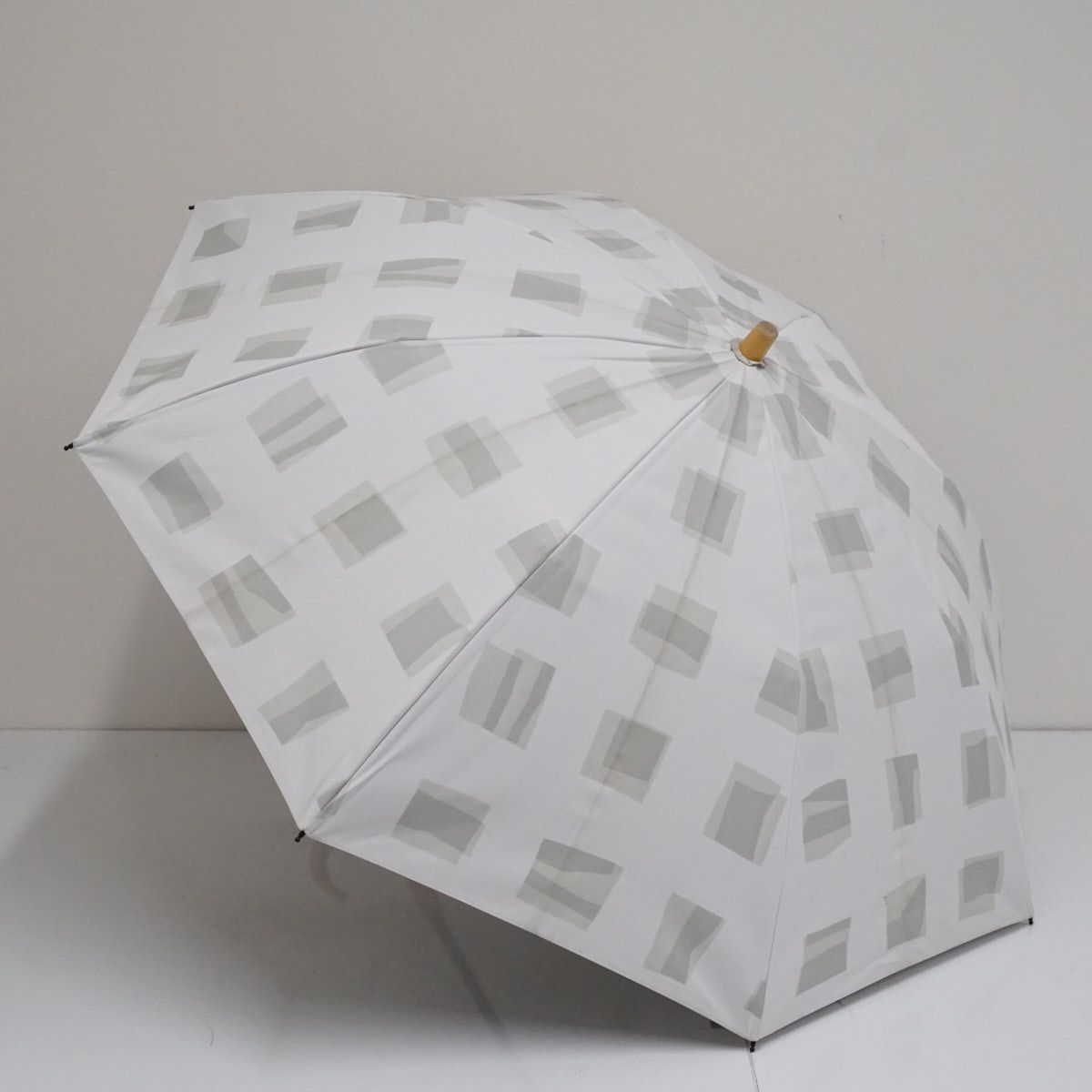 サンバリア100 完全遮光折日傘 USED品 2段折 キューブ ホワイト UV 遮
