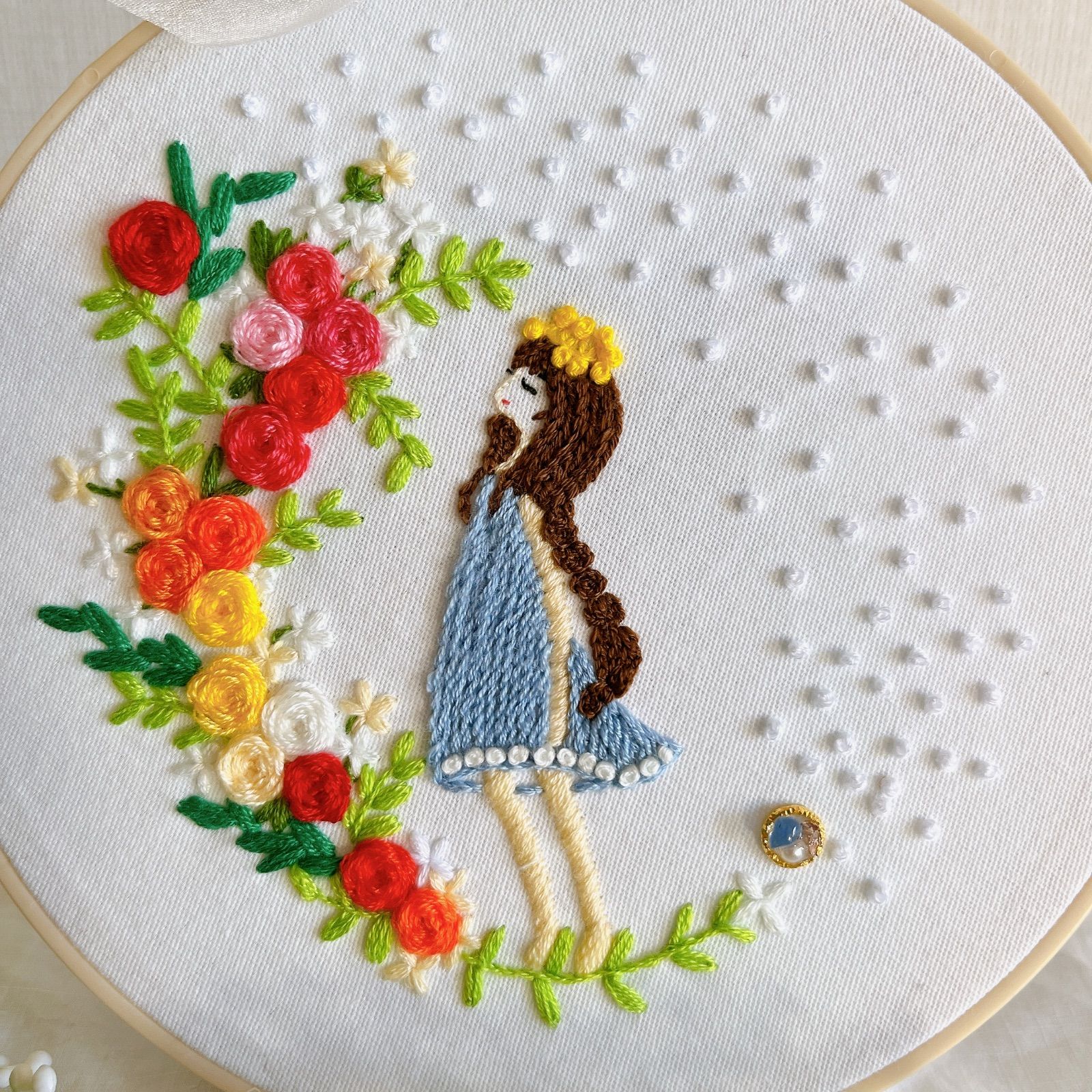 円型フレーム付き刺繍完成品㉔❁花飾りの少女❁ - メルカリ