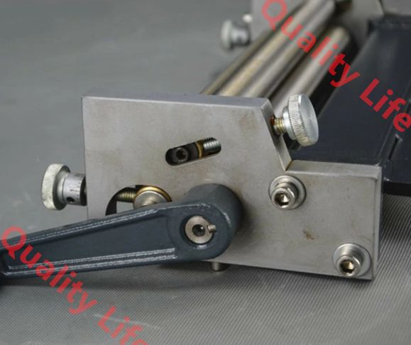 手動パイプ曲げ機 マニュアルベンディングマシンスチールプレートローリングマシンラウンドチューブローラー製造ツールスリップロールマシンデスクトップメタルプレートベンダー