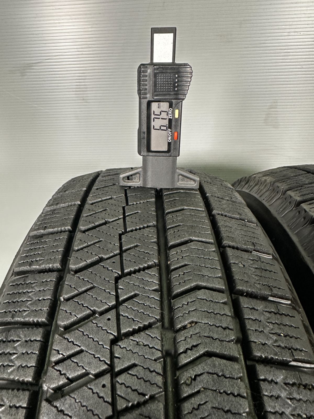 美品 フリード 185/65R15 2023年バリ山スタッドレス 80%-90%山 