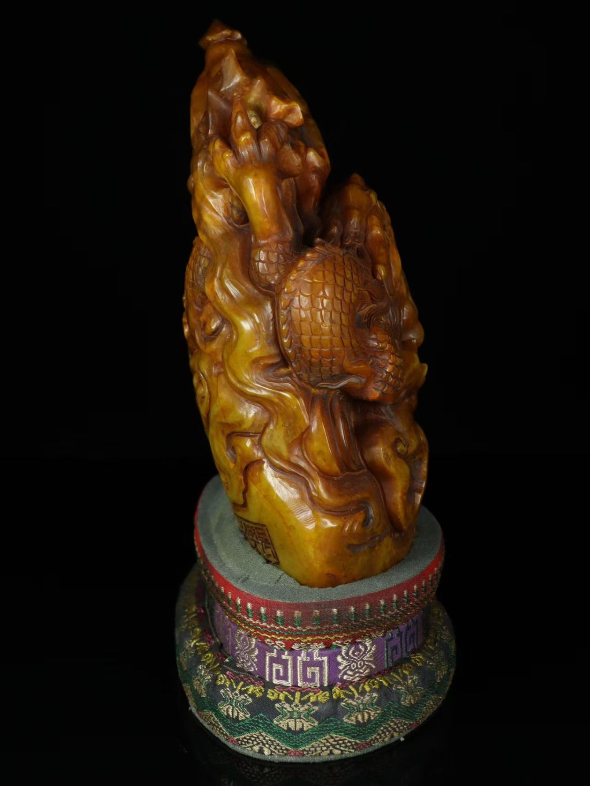 アイヌの木彫家「荒木 繁」の大きな熊の木彫り