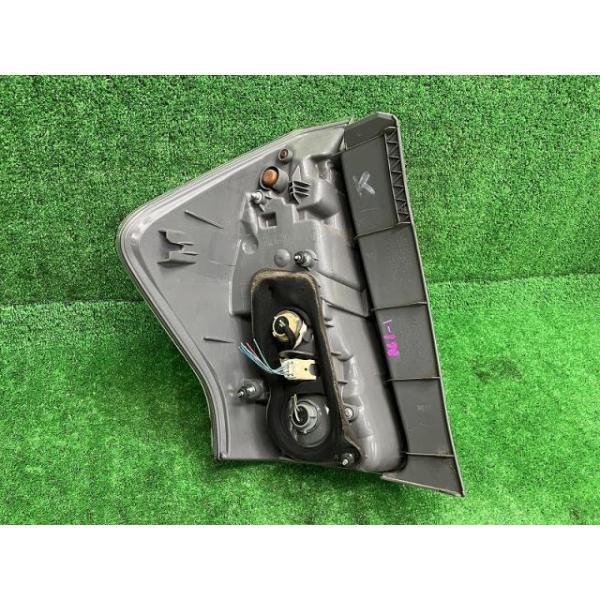 プリウスα ZVW40W 右テールランプ・テールライト G 7人 スタンレー 47  