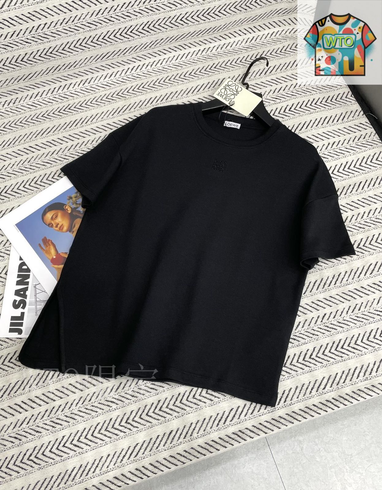 国内発送・すぐ届く 【LOEWE】ルーズフィット Tシャツ 今日特価】Loewe サイドスリット 小文字刺繍 ルーズ T シャツ