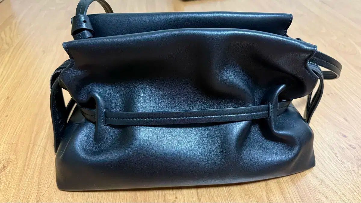 2 回 着用 オフホワイト ブラック ショルダーバッグ クロスボディバッグ