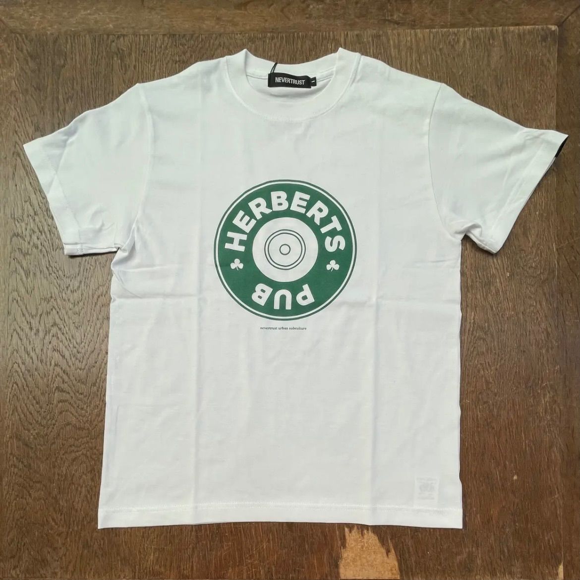 セール　never trust HERBERTS PUB 半袖Tシャツ WHITE