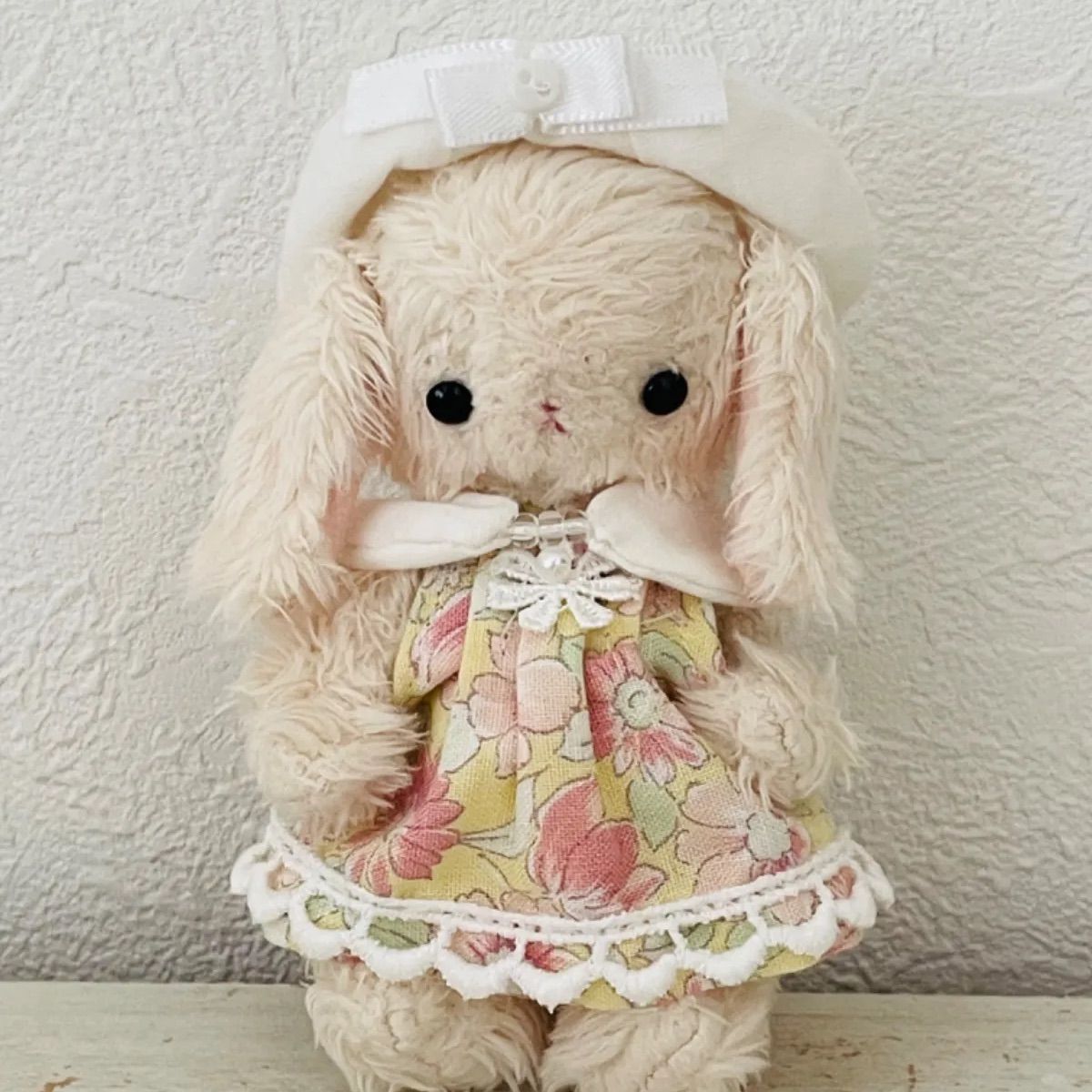たれ耳小さなうさぎテディベアのお友達帽子付き