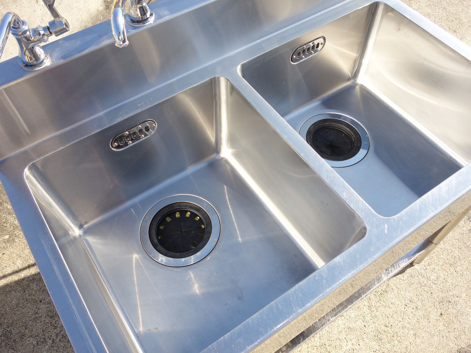 水栓 バックガード