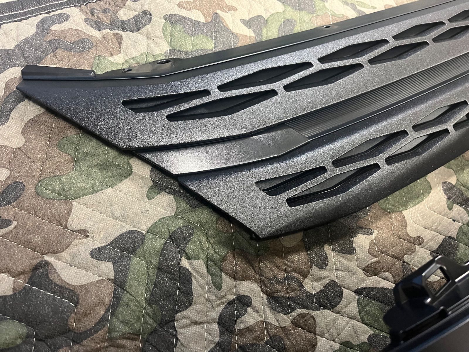 新型デリカD5 後期 フロントグリル フォグベゼル チッピング塗装 ラプター塗装