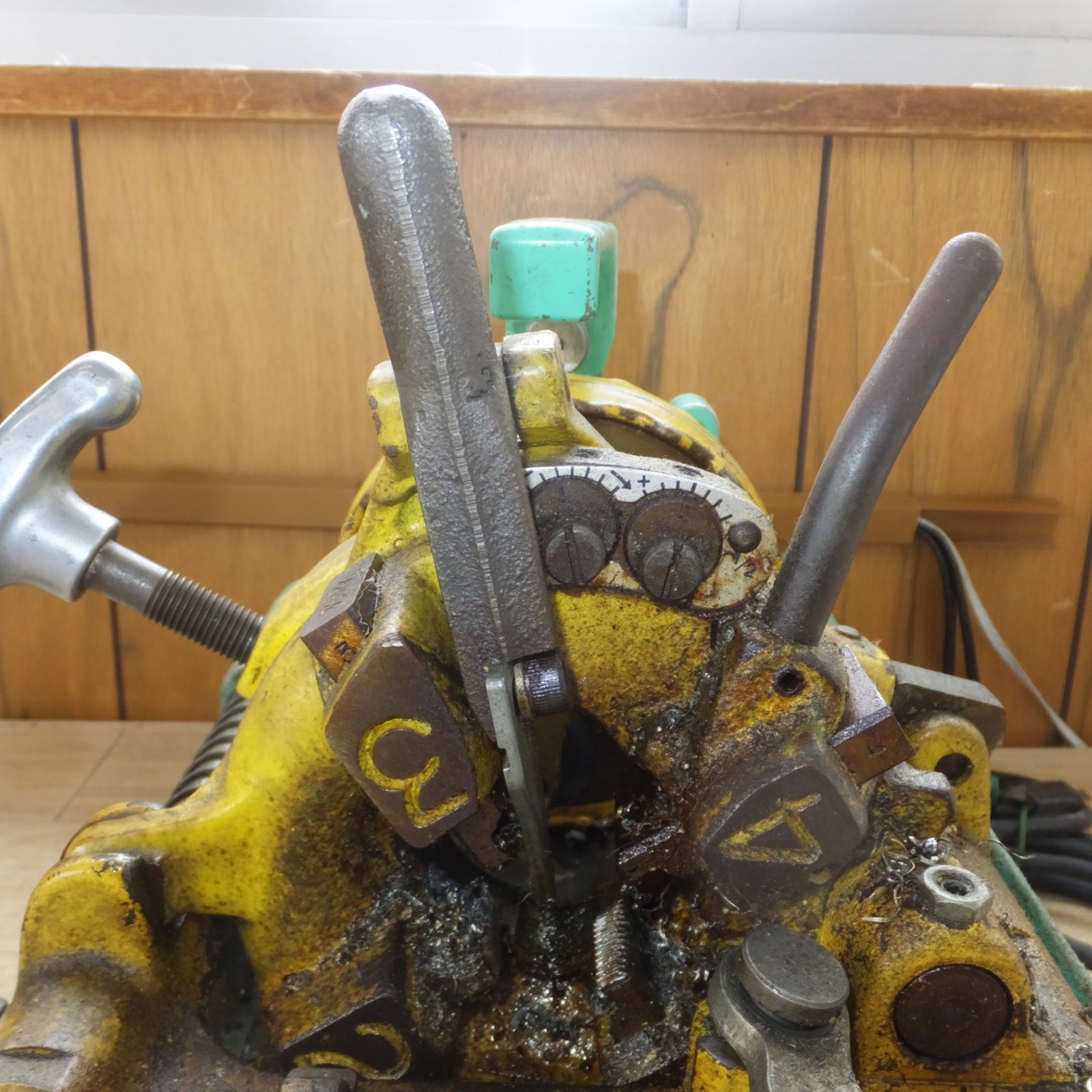 THREADING MACHINE