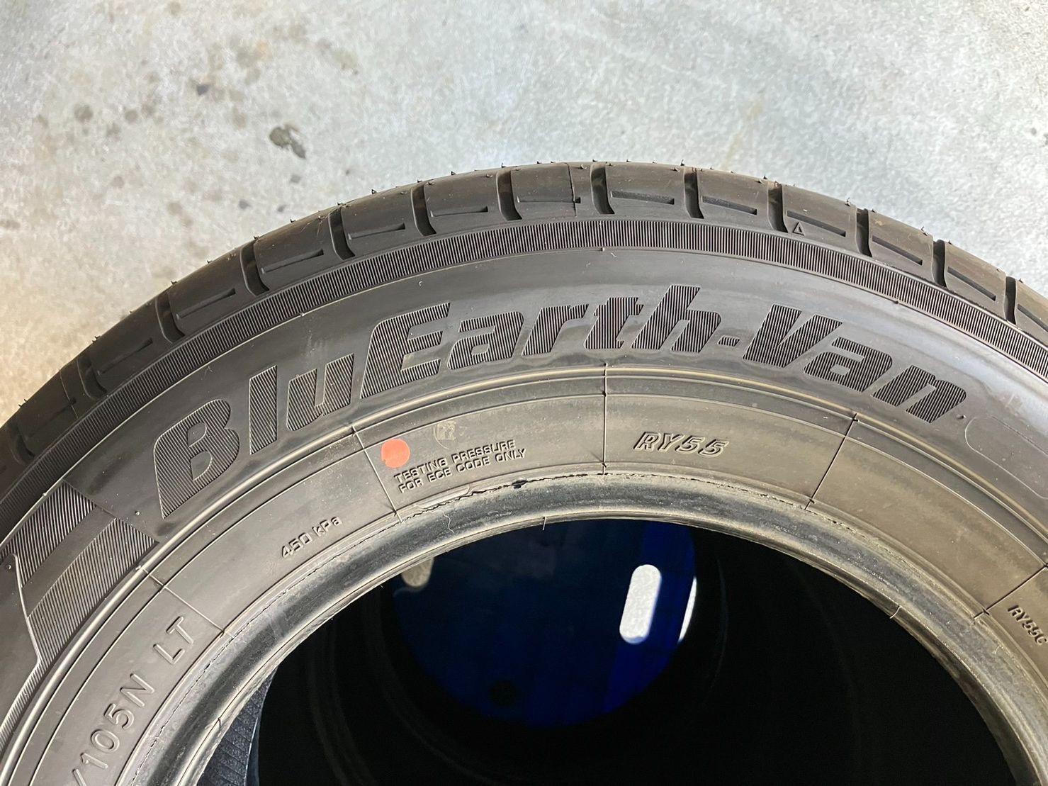 送料込み！ 新車外し キャラバン ヨコハマ ブルーアースバン 195/80R15