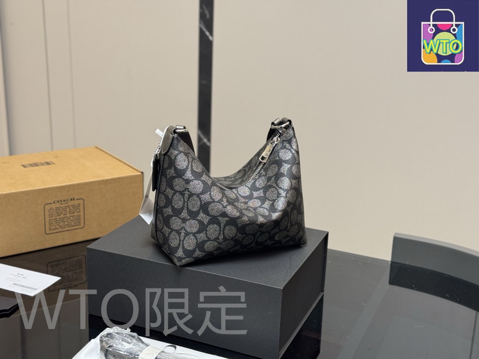 今日特価】Coach コーチ ジップバッグ シリーズ 金属質感の新