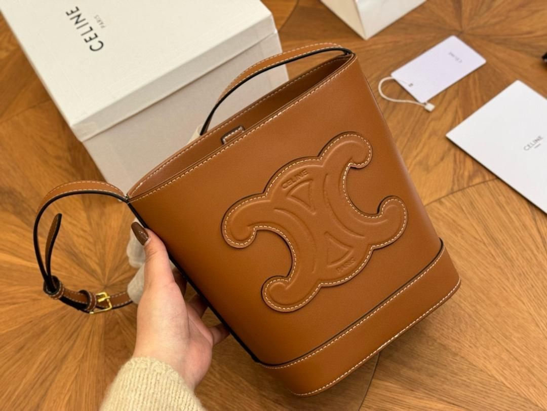 セリーヌ スモール バケット キュイル トリオンフ ショルダー