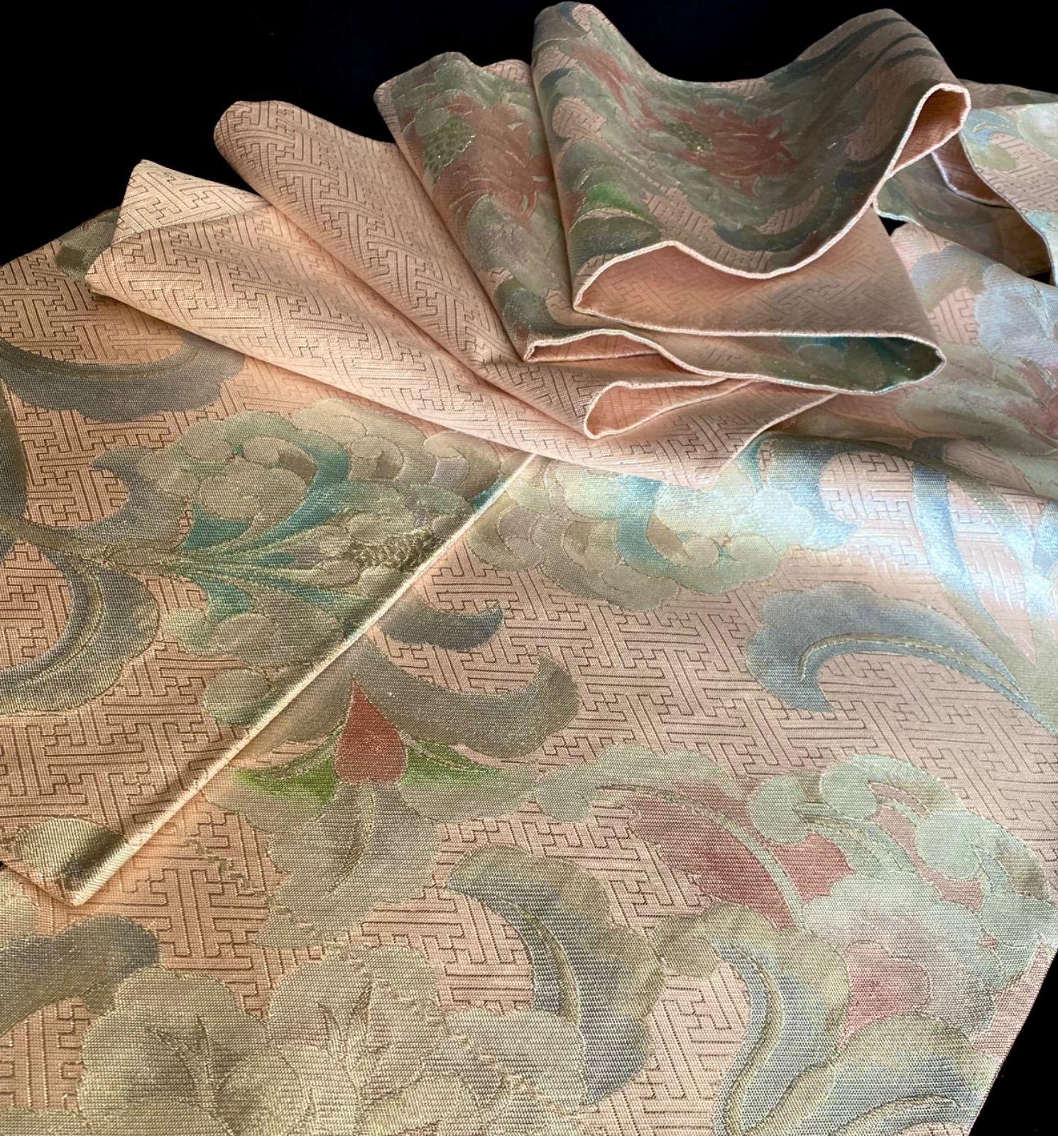 最新の激安〈桜色の牡丹の袋帯〉織り出し　銀糸　アンティーク風　気品 着物・浴衣