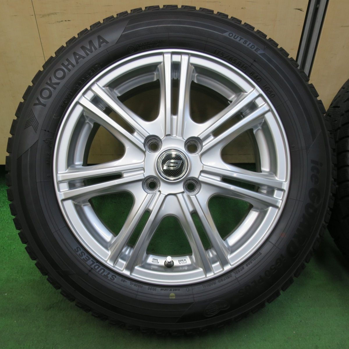 送料無料] バリ溝！キレイ！9分☆スタッドレス 175/65R15 ヨコハマ 