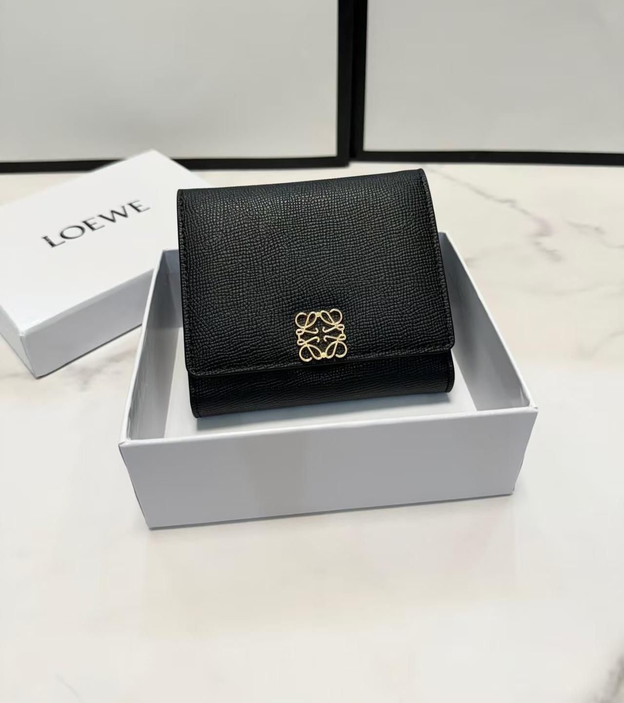 LOEWE 財布 ロエベ25年春レディース革財布、引き手に“デイジーの花”が咲く二