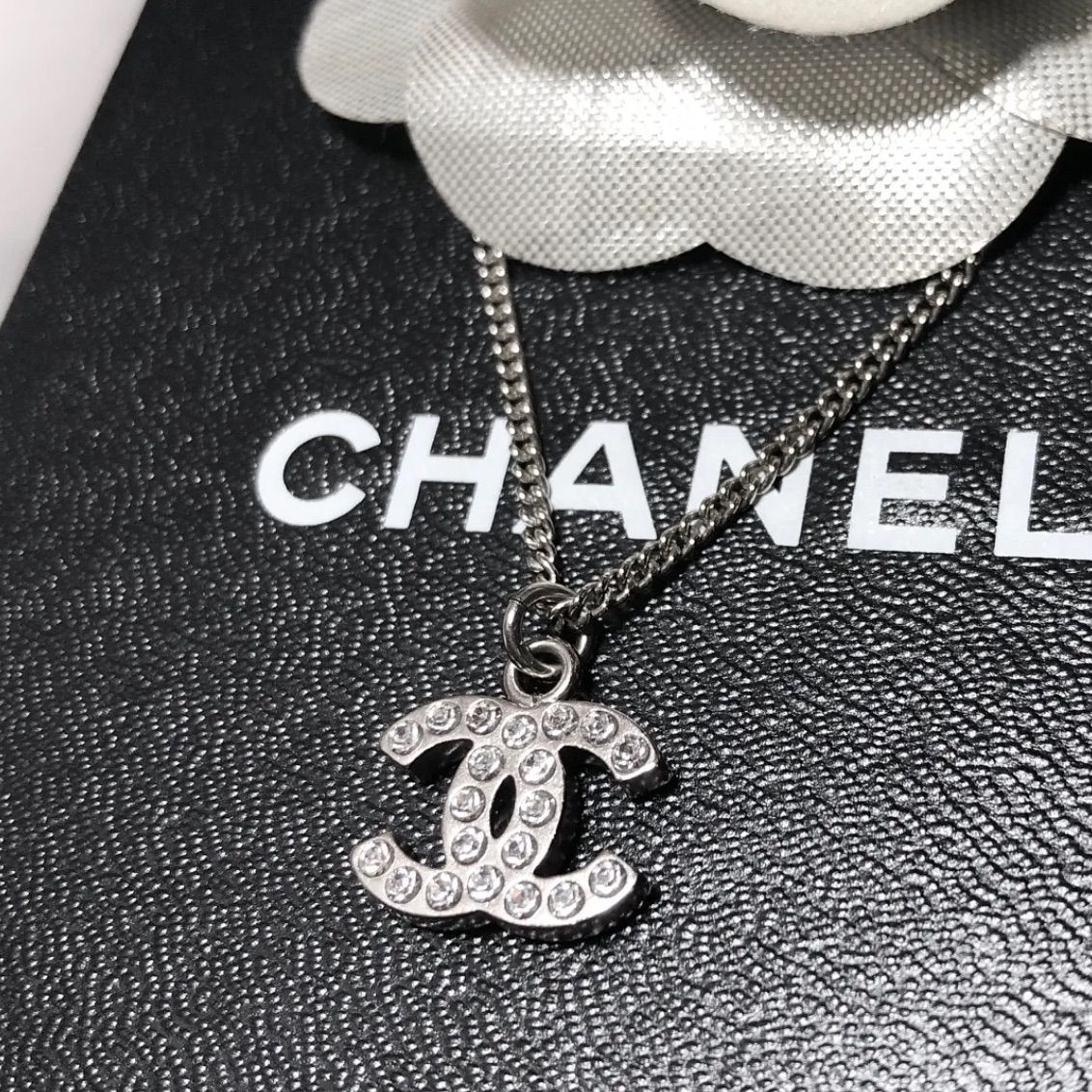 CHANEL シャネル ココマーク マトラッセ ペンダント 2377 ココ クラッシュ コレクション ネックレス ホワイトゴールド