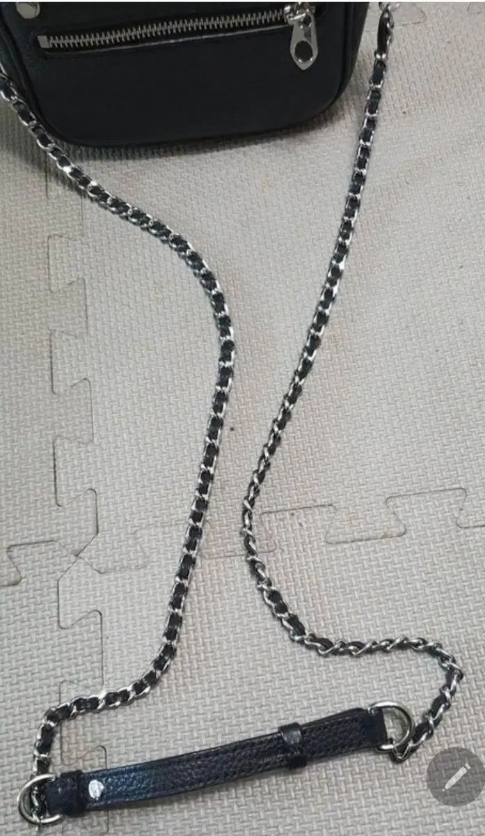 チェーンクロスボディバッグ