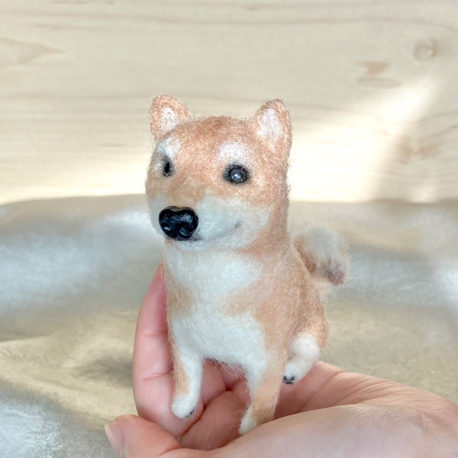 羊毛フェルト お座り犬 クリーム色　柴犬❣️ 柴犬 おすわり 羊毛フェルト 犬 うちのこ - メルカリ