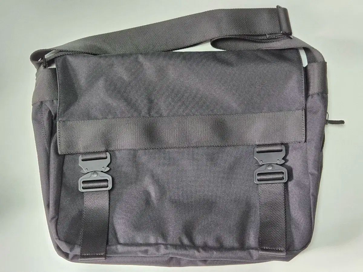 MAISON MINED メゾンミネド トゥ バックル メッセンジャーバッグ クロスバッグ