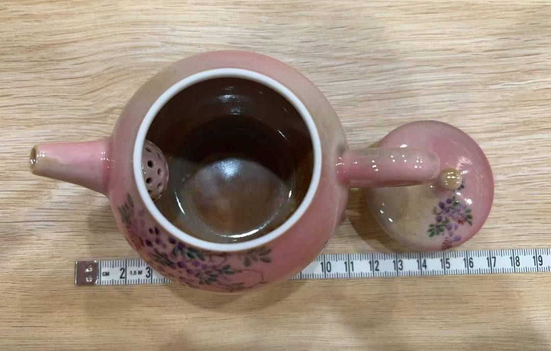 ピンクの陶器製急須 花と鳥のデザイン ピンクの陶器製急須 花と鳥のデザイン
