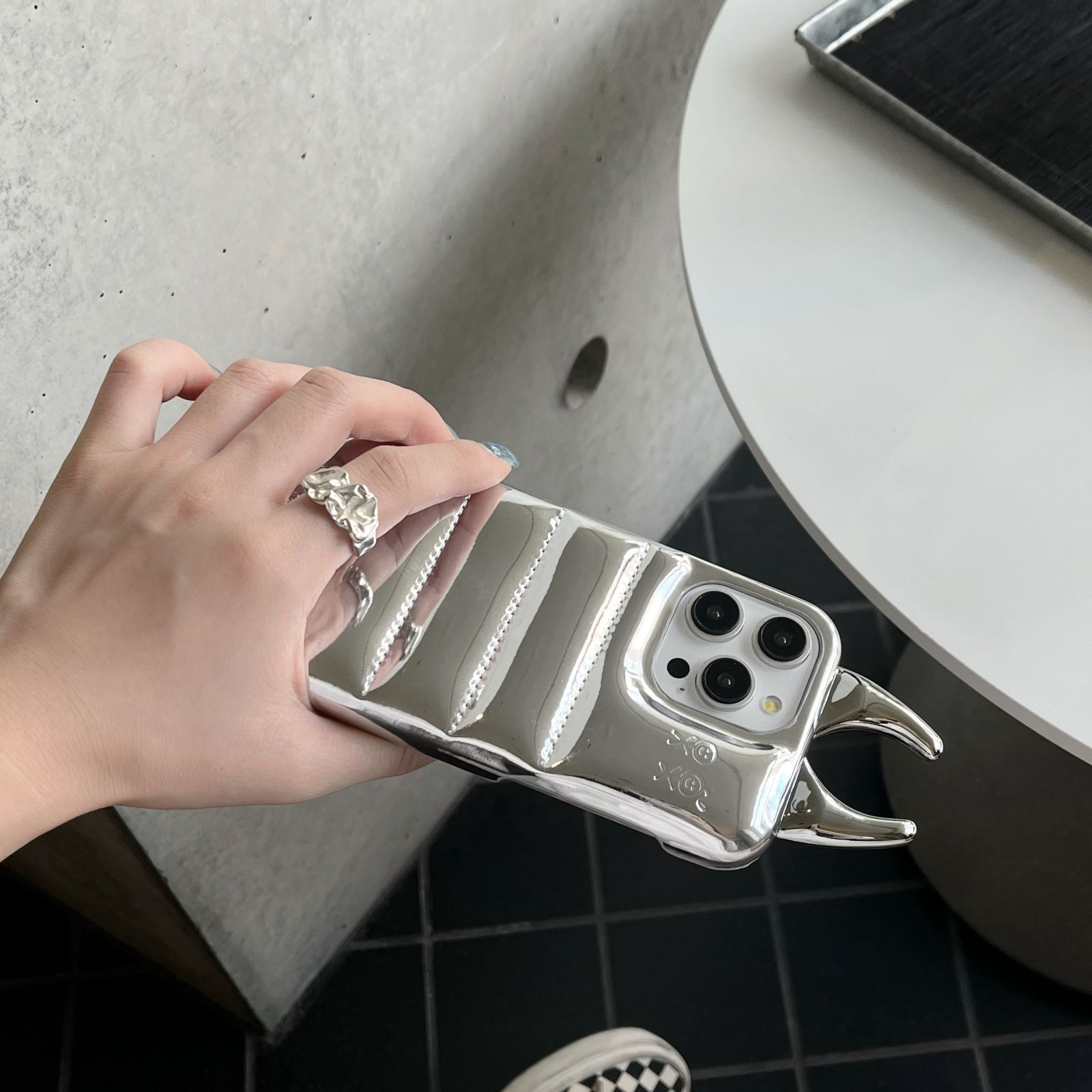 Urban Sophistication シルバーケース The Puffer Case® - Rhinestones in Silver | Urban Sophistication