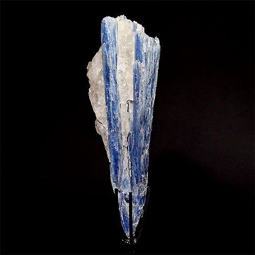 〔D135-1〕カイヤナイト ブラジル ミナスジェライス州 アラスアイ kyanite 原石 鉱物 結晶 台付 メール便不可