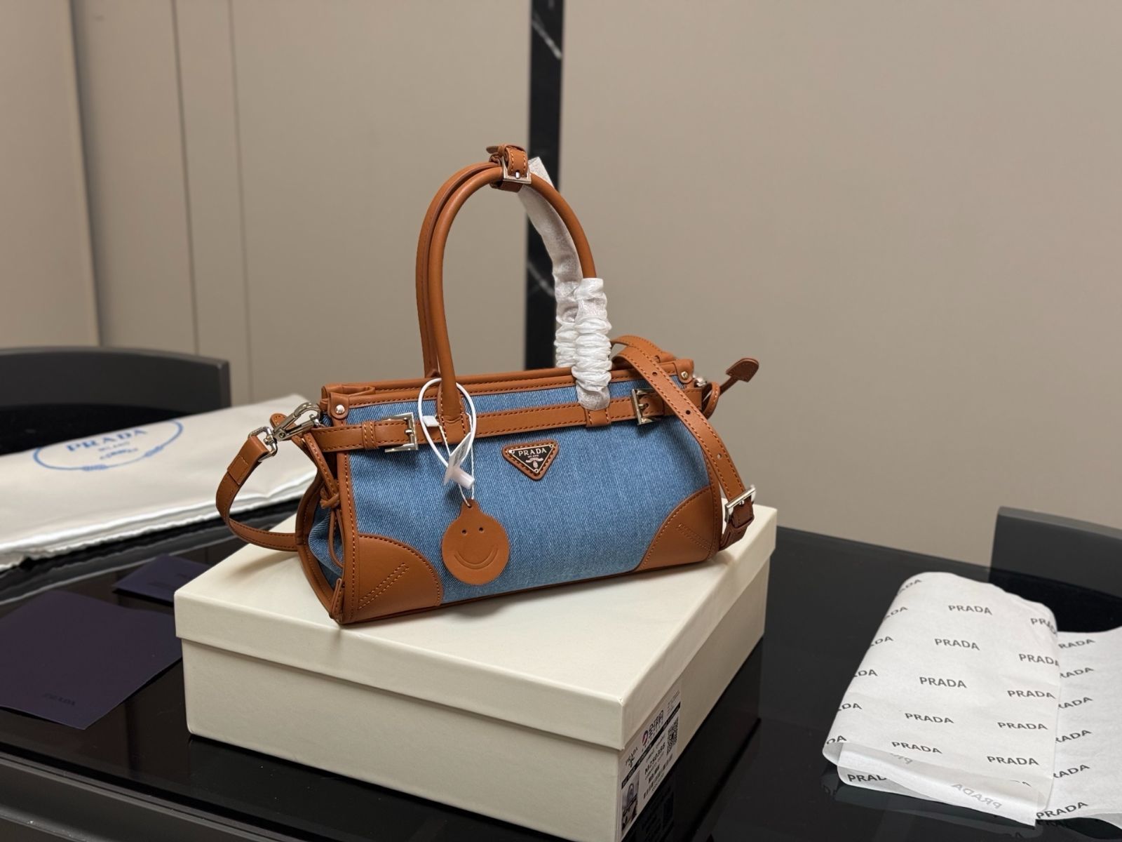 ≪高級感抜群≫【PRADA】ソフトラックス ハンドバッグ PRADA】ミディアム ソフトルックスレザー ハンドバッグ (PRADA