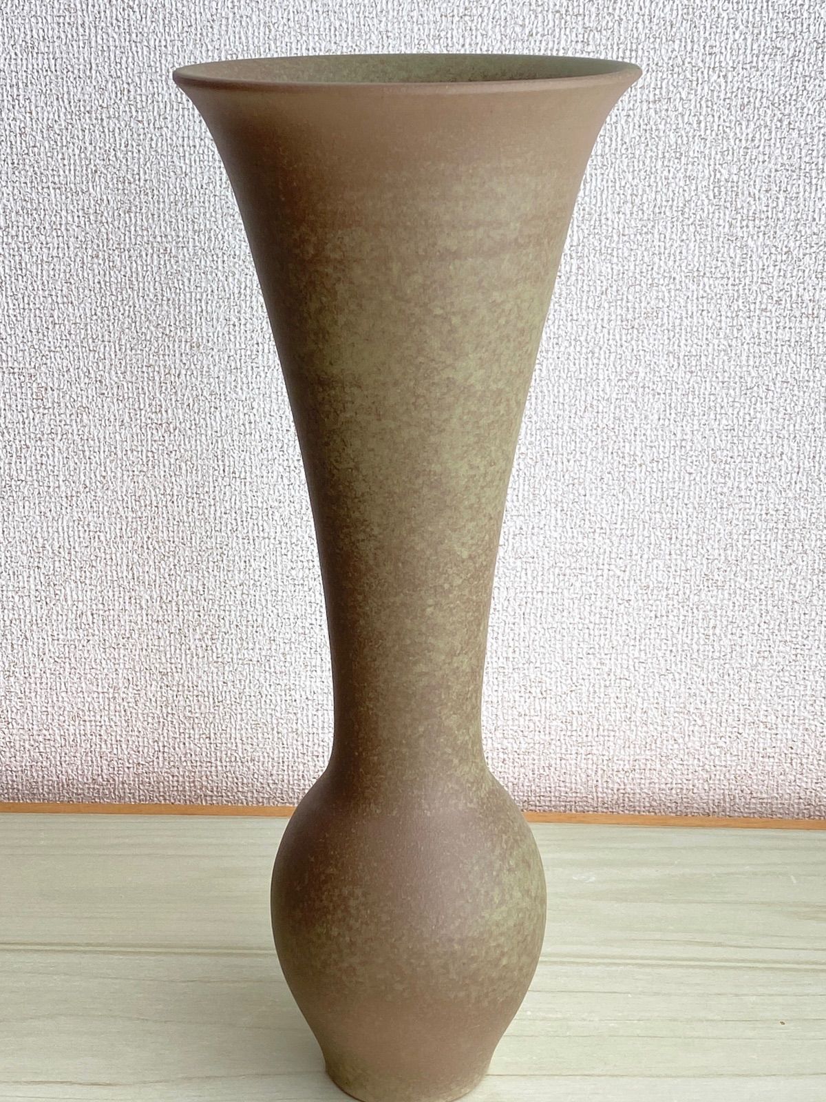 KB131】陶器 花瓶 かぶら型 立華 緑と茶に金紋様 直径約14cm 高さ約