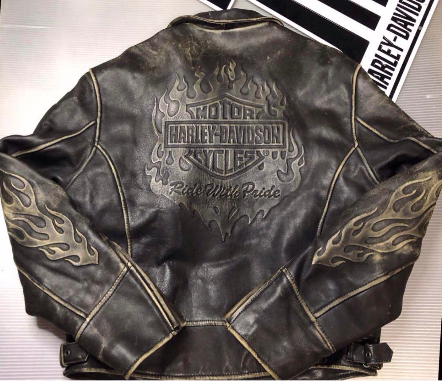 HARLEY DAVIDSON ハーレーダビッドソン 【稀少モデル！入手困難】極美品 ハーレーダビッドソン ライダースジャケット革LM 背面大型立体 ロゴと両袖のファイヤーパターンの立体エンボスは最高にクールです！ダメージ加工が更に雰囲気を演出！ 稀少モデル！☆ - メルカリ