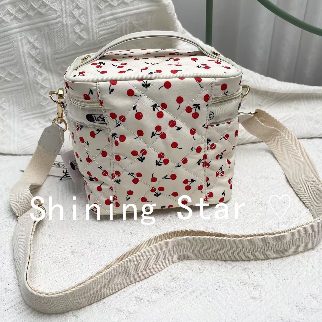 新品未使用】LeSportsac ×神崎恵 VANITY SHOULDER BAG 3色選択 レスポートサック バニティーショルダーバック （ チェリーレッドキルト） - メルカリ