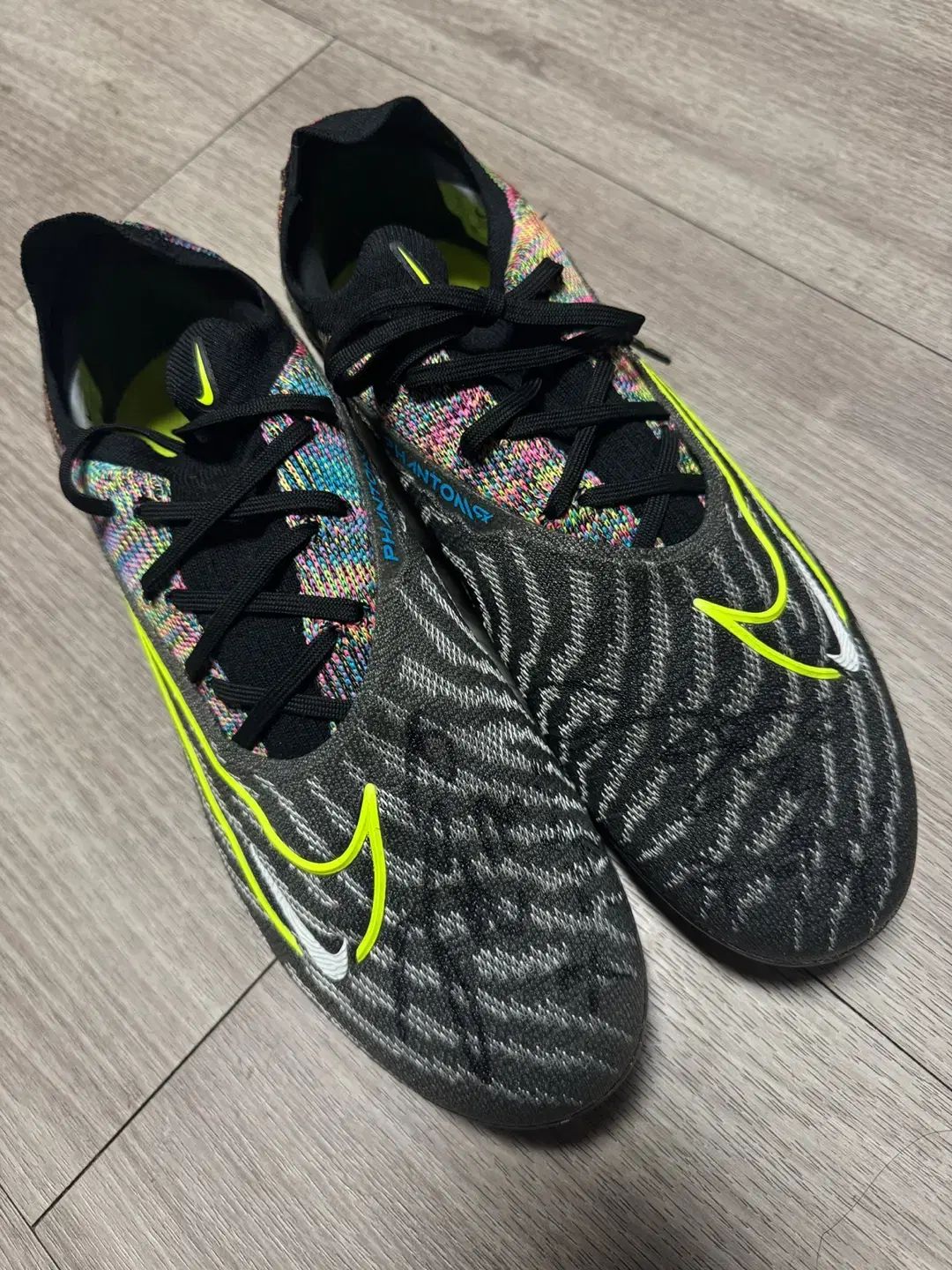 ミンギュ プレーヤー 正弦 受け取った サッカーシューズ です