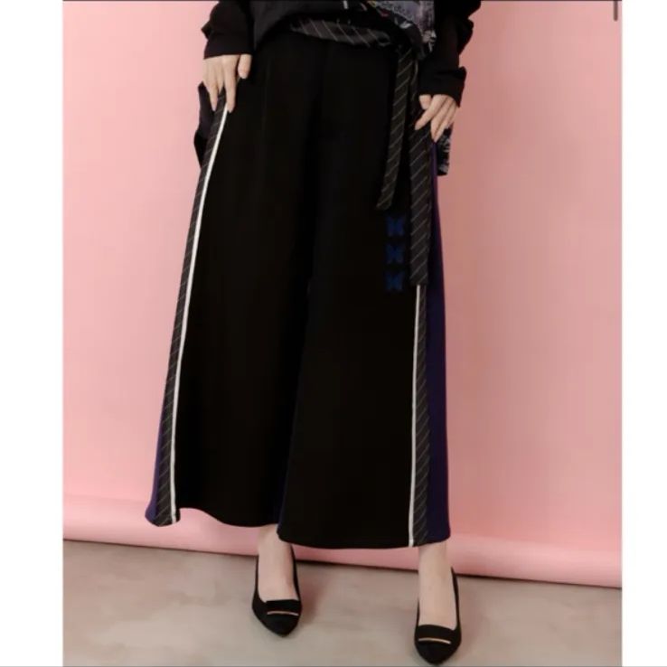 iS ScoLar 蝶刺繍バイカラー 異素材切替パンツ