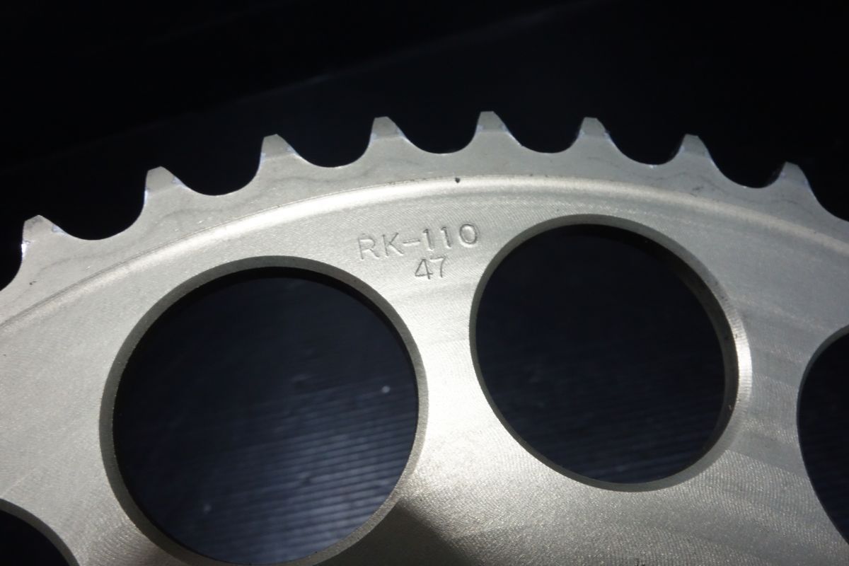 プレゼント付き サンスター リアスプロケット 520-47T RK-110-47 SUNSTAR R20250915 保管が簡単