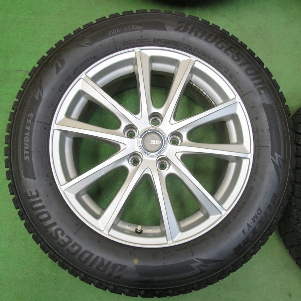 スバルXVなど DM-V3 225/60R17ホイルスタッドレスセット バリ溝