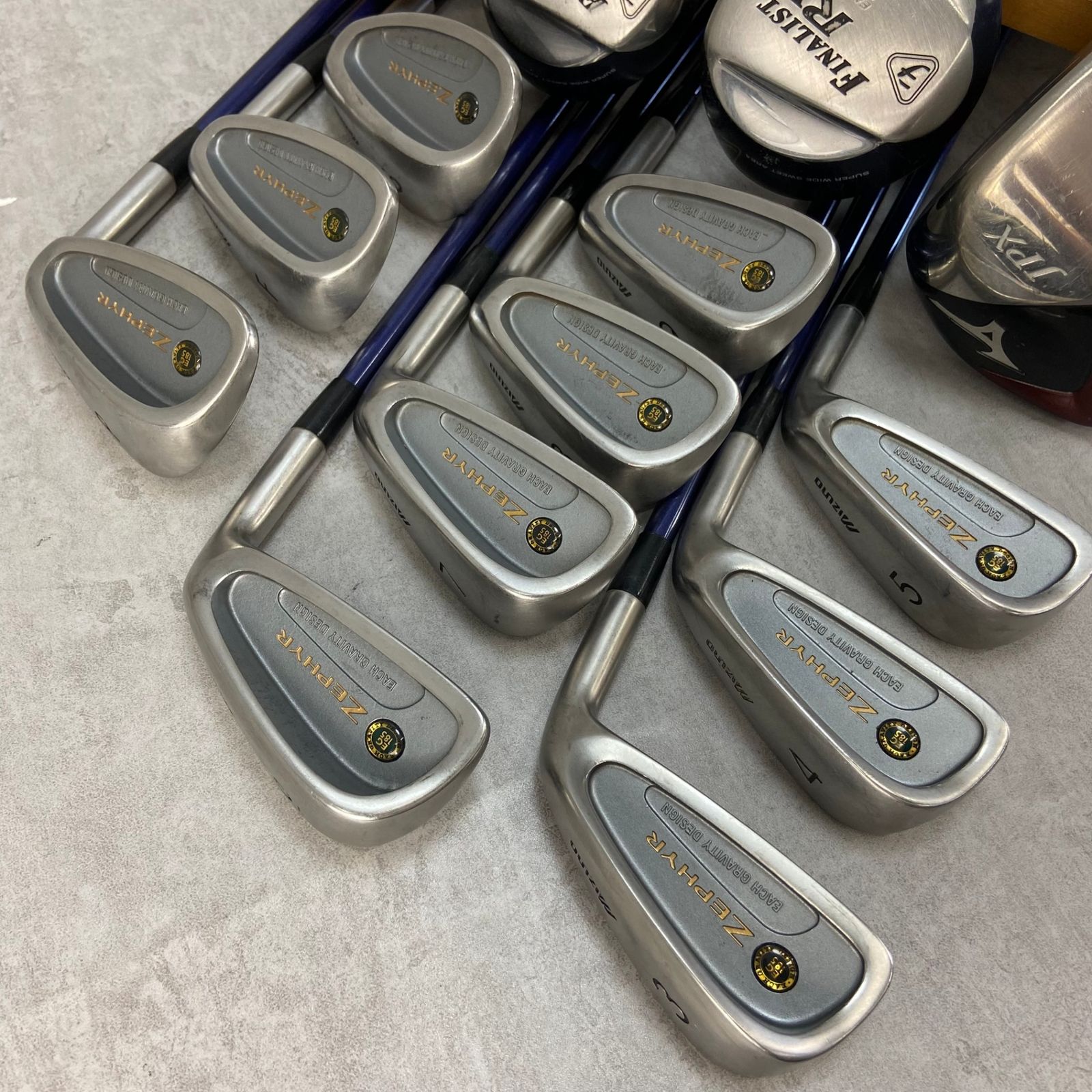 MIZUNO - MIZUNO　ミズノ　メンズゴルフ14本セット　カーボン　R　右利き用　キャディバッグ　初心者おすすめ　入門用 ミズノ メンズゴルフ14本セット カーボン 右利き用 キャディ