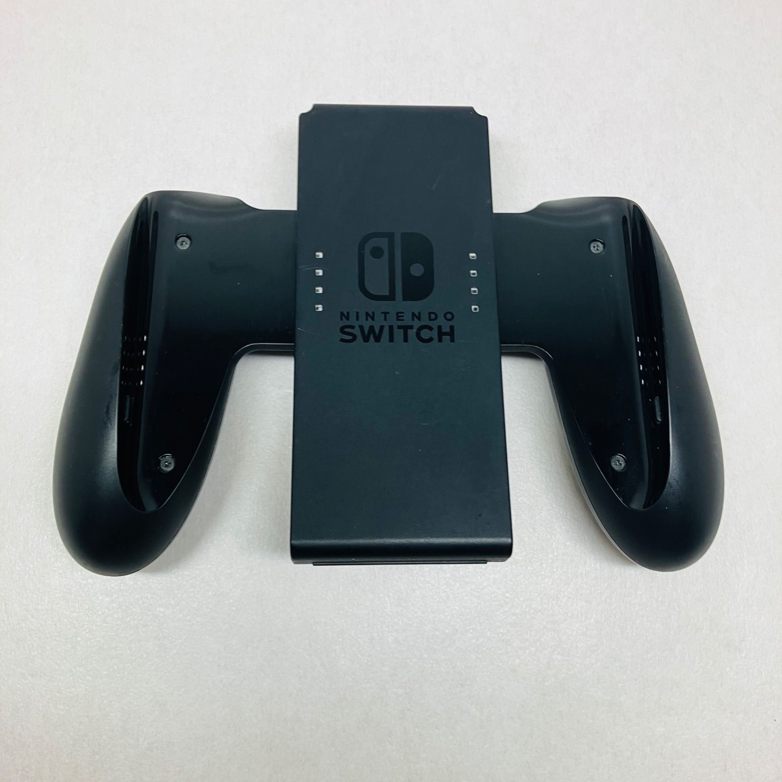 グレー