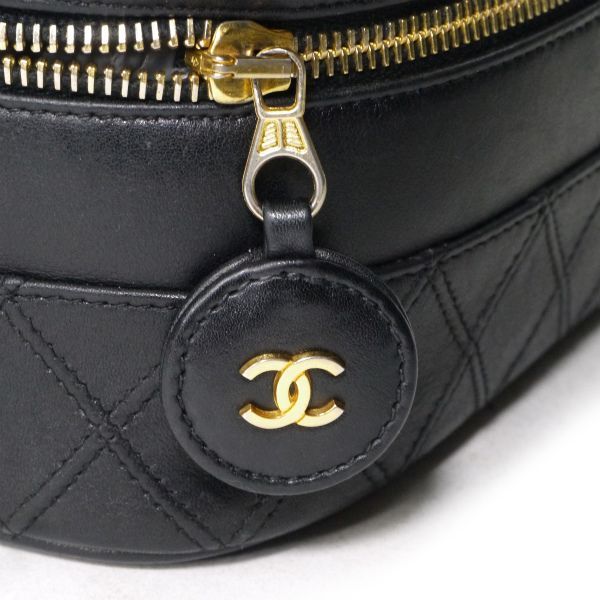 CHANEL チェーン付ビコローレ ココチャームバニティ（黒/ラムスキン
