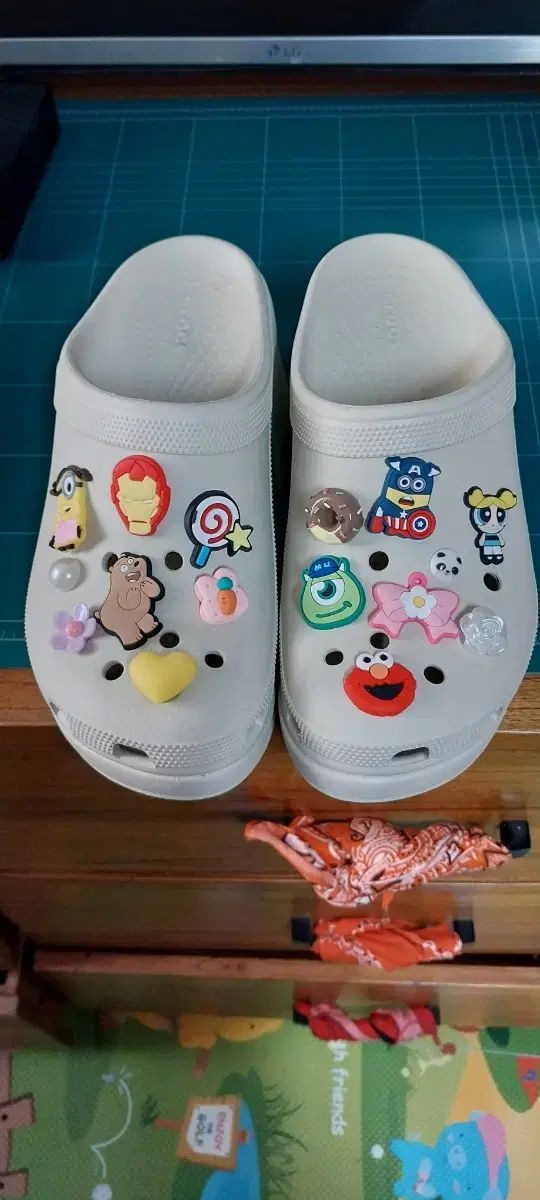 crocs