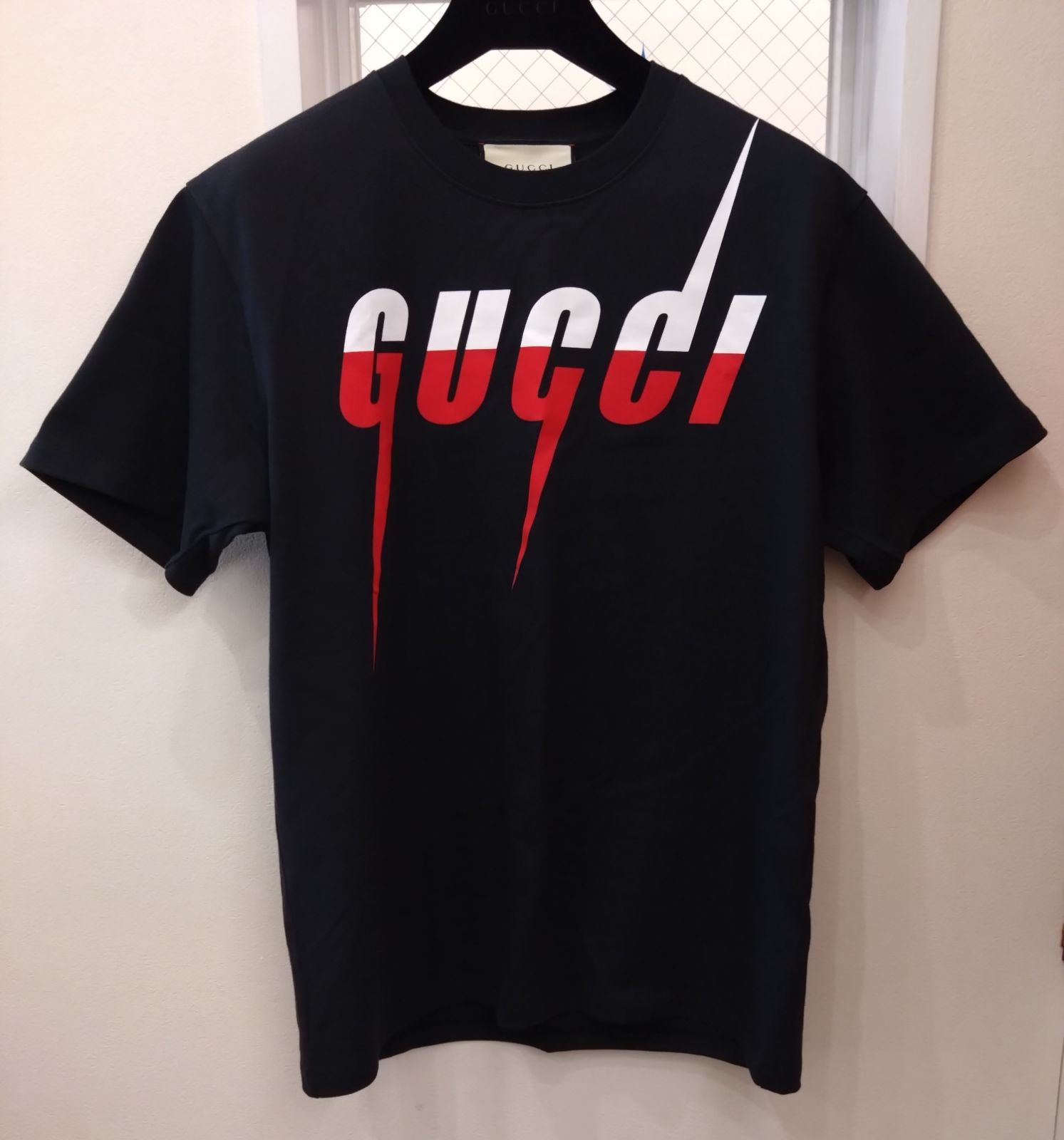 GUCCI ブラックTシャツ ロゴプリント6 GUCCI】【メタルプリントTシャツ】【イタリア製】グッチ『半袖T