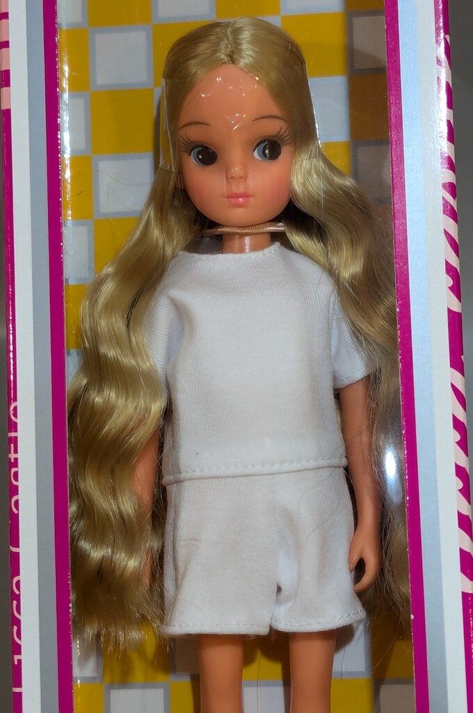 リトルファクトリー リカちゃんキャッスル 2021年度版 初代リカちゃん-17 日焼け肌 真ん中分けウェーブ ゴールデンブロンド 12541